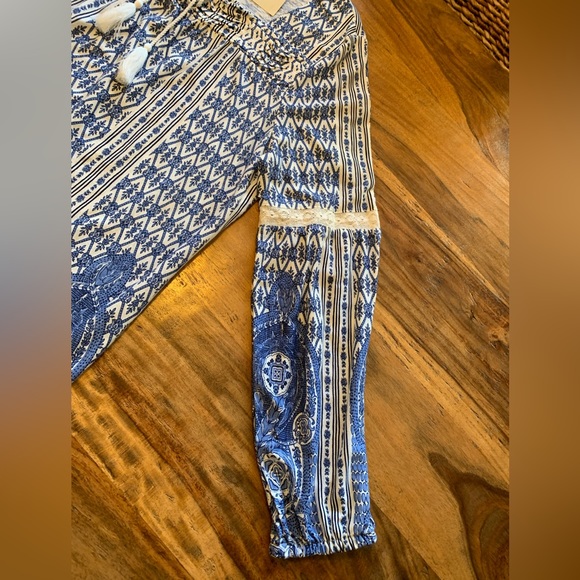 NWT! VINTAGE AMERICA BLUES, Women's Boho Top, Blue Floral, Smocked, Lace Trim XL - Picture 9 of 13